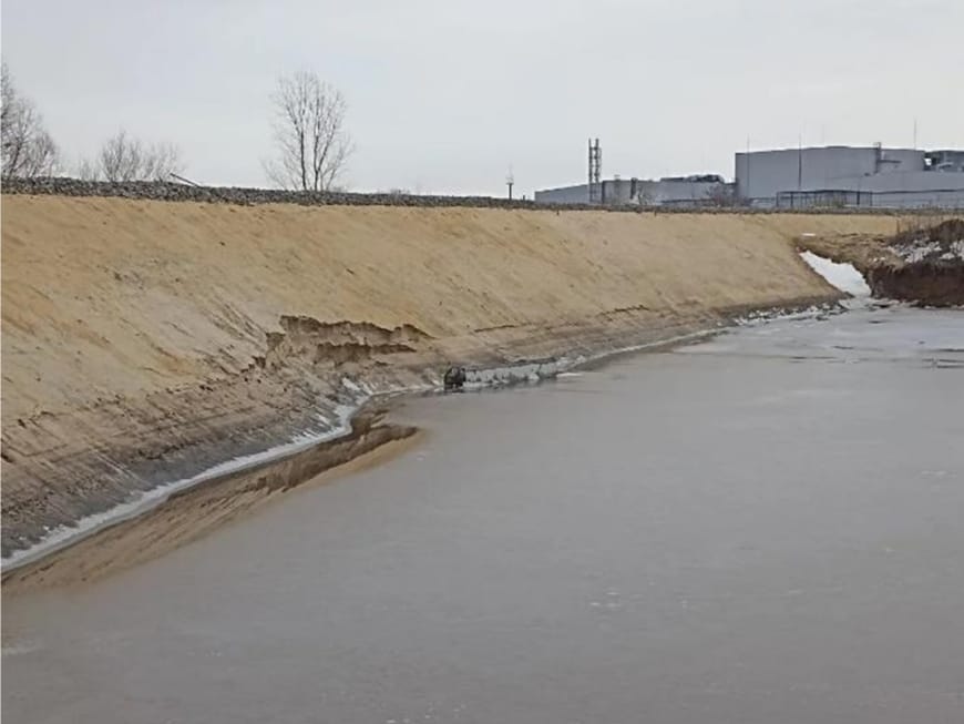 Водопропускная труба под железнодорожной насыпью строящегося комплекса